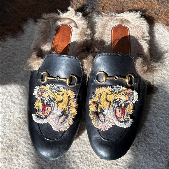 Gucci tiger horsebit fur Mules - Picture 2 of 5